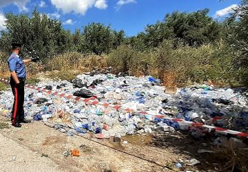 Biancavilla, smaltivano rifiuti e rubavano energia elettrica: conviventi in manette