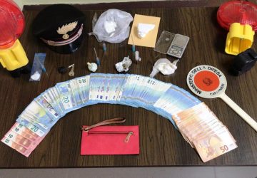Incorreggibile spacciatore beccato ai domiciliari con droga e soldi