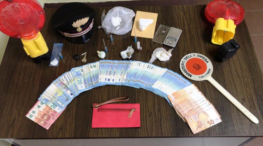 Incorreggibile spacciatore beccato ai domiciliari con droga e soldi