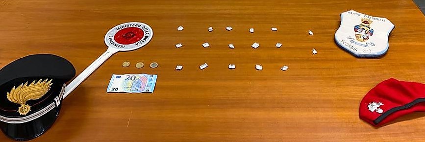 Scordia, nascondeva la cocaina nell’avvolgibile: arrestato