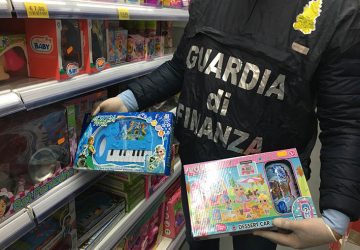 San Giovanni la Punta: sequestrati mille dispositivi sanitari non sicuri e oltre 21 mila articoli presumibilmente contraffatti. Un denunciato