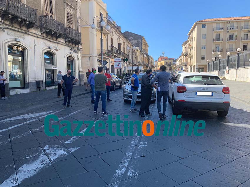 Giarre, lavoratori autolinee Buda Sag bloccano il traffico in via Callipoli VIDEO