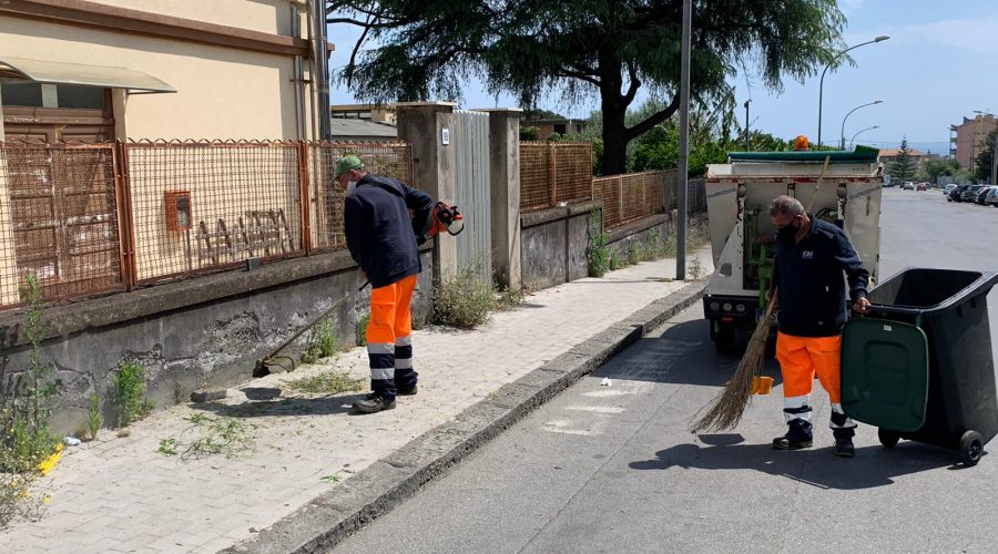 Giarre, Igm avvia il diserbo su strade e marciapiedi e nel cimitero di Trepunti