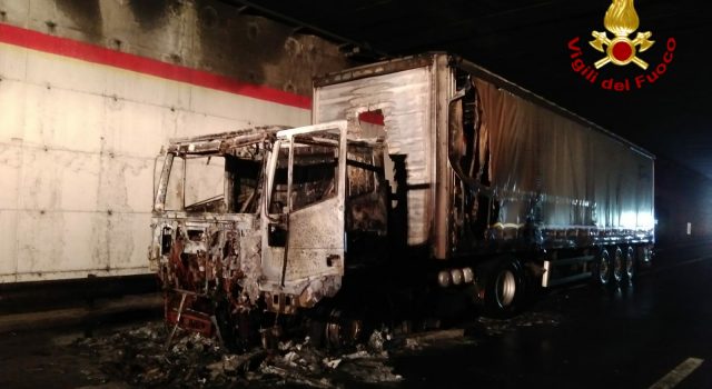 Incendio sulla tangenziale di Catania: traffico in tilt FOTO VIDEO