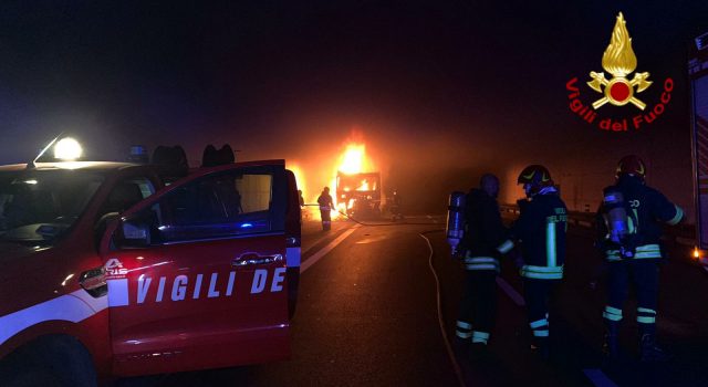 Incendio sulla tangenziale di Catania: traffico in tilt FOTO VIDEO