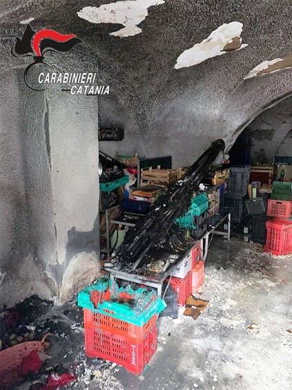 Catania, litiga con i soci e dà fuoco al posto della frutta “a fera ‘o Luni”