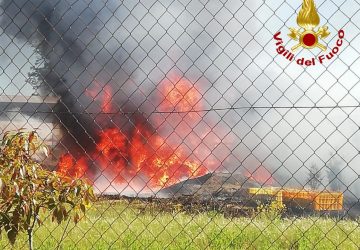 Mascali, incendio in un piazzale lungo la via Giarre-Nunziata. Intervento dei Vvf