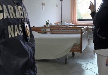 Controlli dei Nas nelle Rsa: 6 strutture chiuse e 87 operatori senza vaccinazione Covid VIDEO
