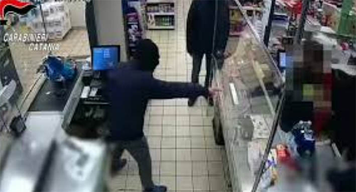 Paternò, assaltano un supermercato in pieno centro: arrestati tre minorenni VIDEO