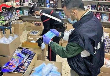 Maxi sequestro di mascherine e merce contraffatta: denunciato il titolare del negozio