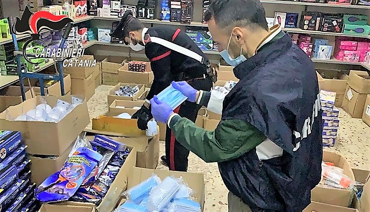 Maxi sequestro di mascherine e merce contraffatta: denunciato il titolare del negozio