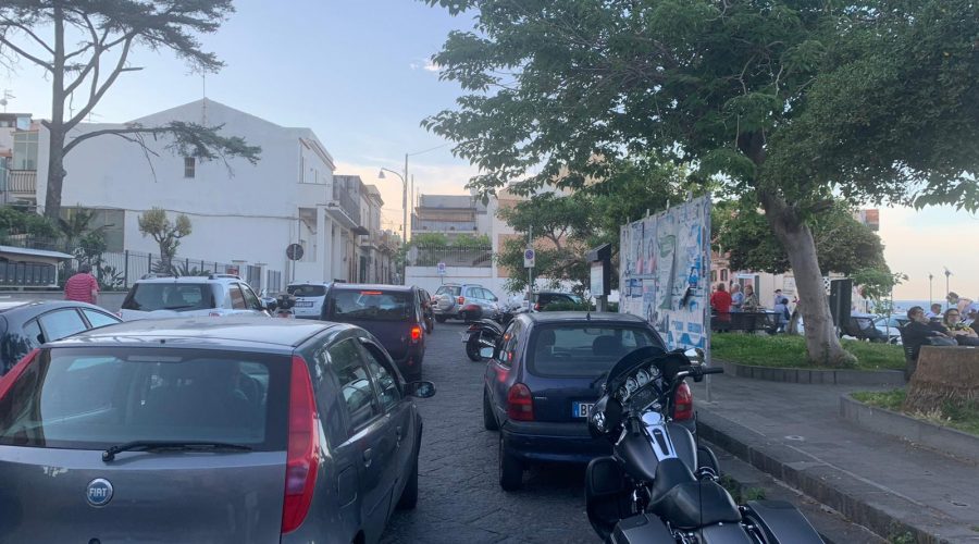 Riposto e Fondachello, esplode l’estate. Gremite le spiagge e il lungomare di Torre. Traffico bloccato alle 19  FOTOGALLERY