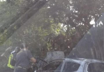 A18, auto a fuoco nei pressi di Acireale. Intervento dei Vvf