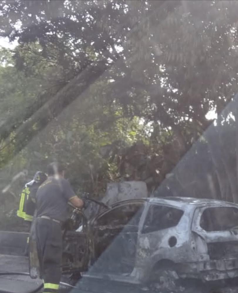 A18, auto a fuoco nei pressi di Acireale. Intervento dei Vvf