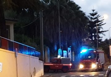 Giarre, incendio vicino al palaCannav&ograve;. Intervento dei Vigili del fuoco