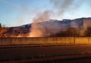 Giarre, a fuoco sterpaglie e rovi nell'area perimetrale del Tribunale