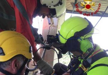 Zafferana, 60enne si perde su sentieri del vulcano: salvato da elicottero Vvf VIDEO