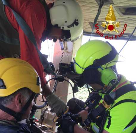 Zafferana, 60enne si perde su sentieri del vulcano: salvato da elicottero Vvf VIDEO