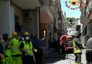 Aci Castello, paura per un rogo divampato in un alloggio