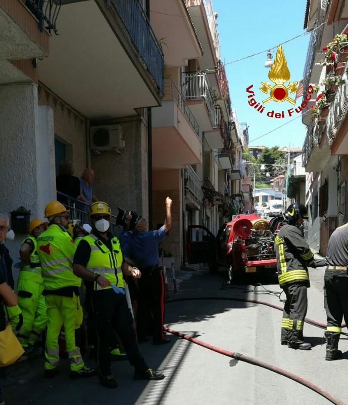 Aci Castello, paura per un rogo divampato in un alloggio