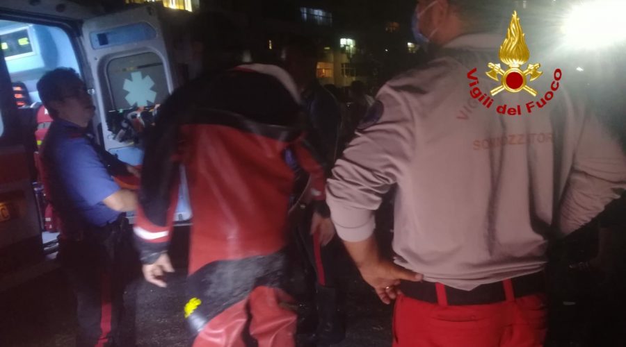 Catania, sommozzatori dei vigili del fuoco “catturano” un ladro