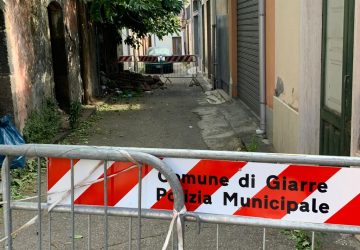 Giarre, centro storico in abbandono: vecchie stamberghe si sbriciolano in via Pittella