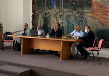 Zafferana, assemblea del Gal Terre dell'Etna e dell'Alcantara, il presidente Mangano illustra il piano di azione