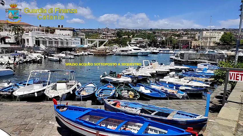 Catania: sequestrata area demaniale marittima all’interno del porto di Ognina occupata da pontile abusivo