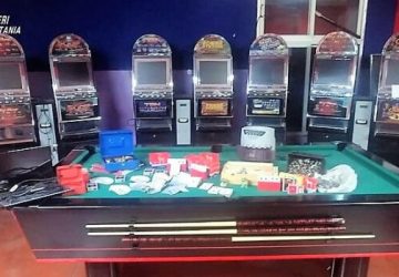 Catania, sala giochi abusive: due denunciati