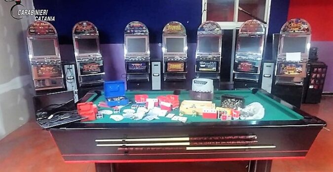 Catania, sala giochi abusive: due denunciati