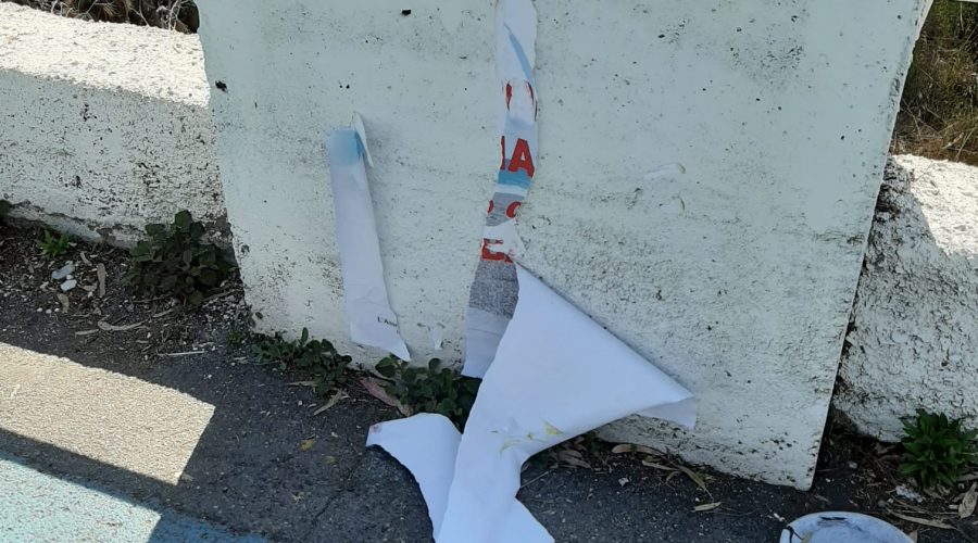 Mascali, stracciati i manifesti contro gli sporcaccioni. Il sindaco Messina: “Non demordiamo”