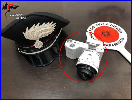 Paternò, fa cadere dal balcone la vittima per rubargli la macchina fotografica