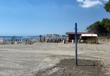 Calatabiano, spiaggia di San Marco: installate docce e passerelle. Dal 20 operative le strisce blu scontate