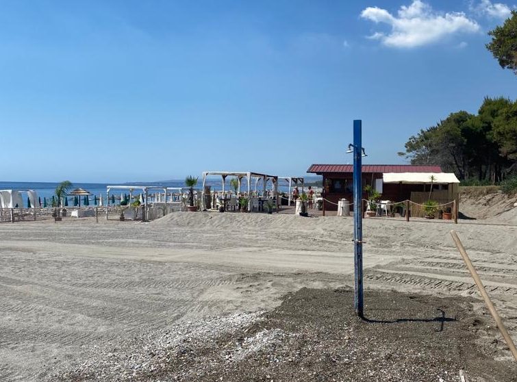 Calatabiano, spiaggia di San Marco: installate docce e passerelle. Dal 20 operative le strisce blu scontate