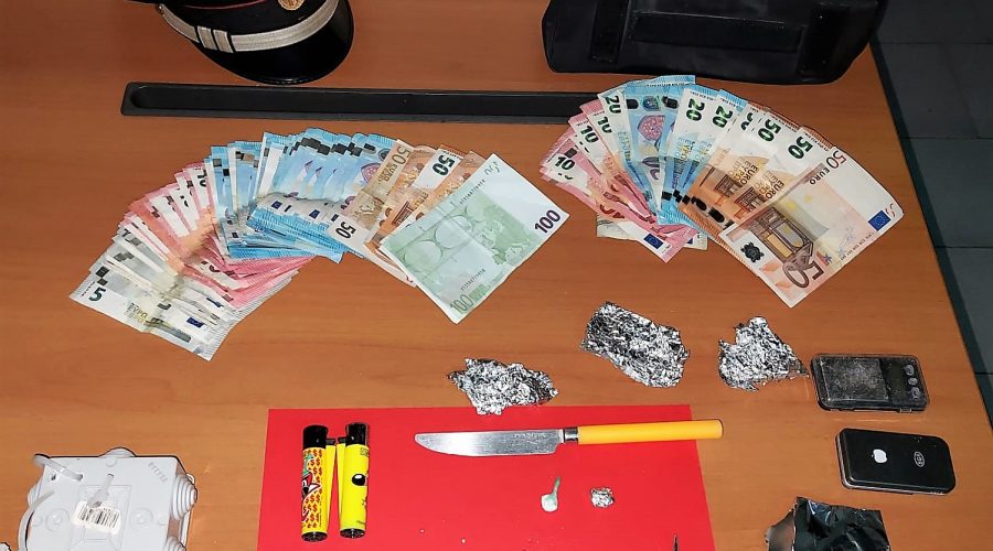 Catania, piazzava “coca” e “crack” davanti casa: arrestato