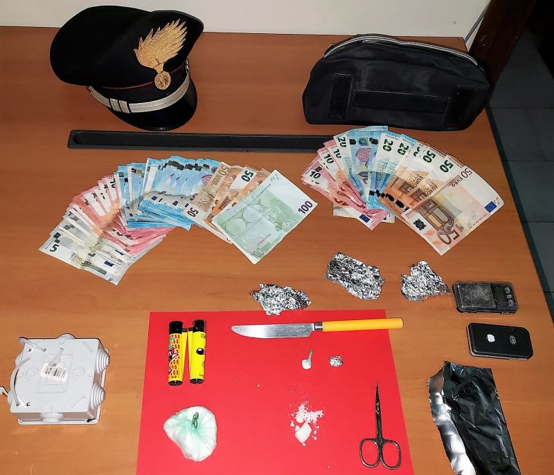 Catania, piazzava “coca” e “crack” davanti casa: arrestato