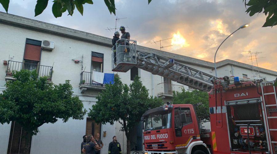 Mascali, a fuoco abitazione di via Roma. Intervengono Vigili del fuoco, Cc e 118 VIDEO