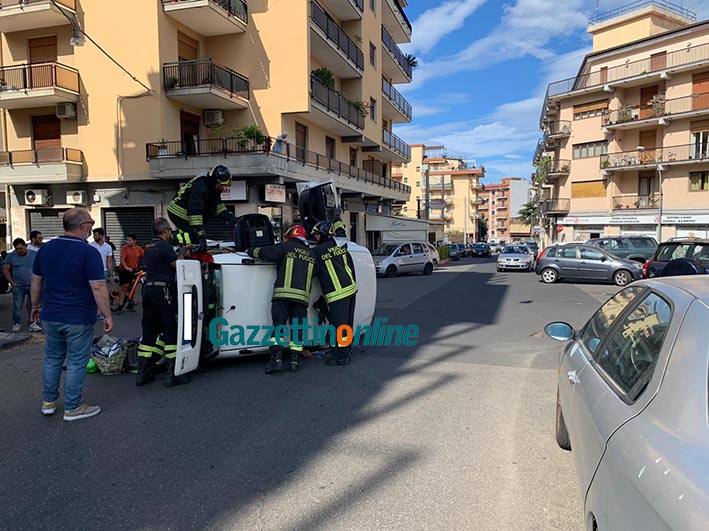 Giarre, violento incidente in via Q. Sella: auto si ribalta. Intervento dei VvF VIDEO