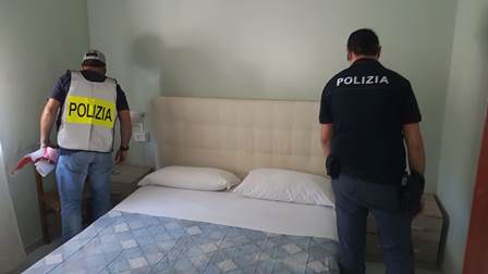 Catania, sequestrata struttura turistica “favorevole” alla prostituzione: tre denunce