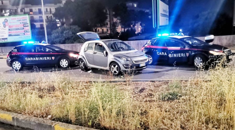 Folle fuga in contromano per sfuggire ai Carabinieri: arrestati due spacciatori