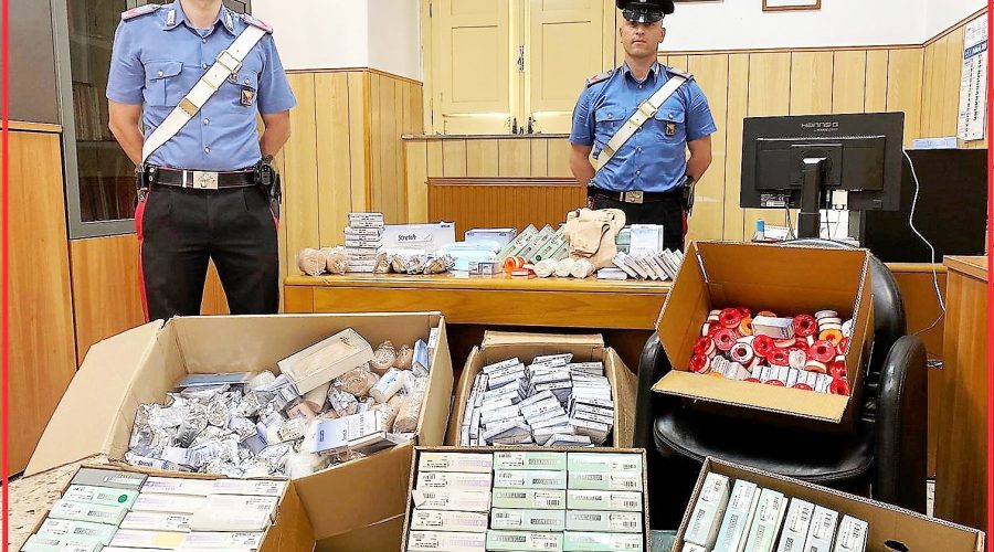 Catania, vendevano a “fera ‘o luni” presidi medici rubati: denunciati