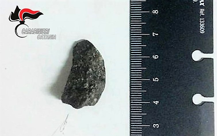 Aveva deturpato la porta della sacrestia del Duomo, incidendo anche dei simboli fallici: denunciato VIDEO