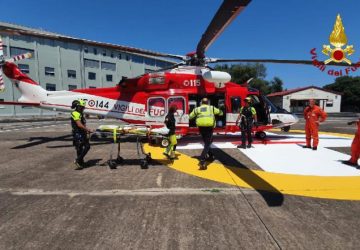 Zafferana, malore per un vacanziere sull'Etna: soccorso da elicottero dei Vigili del fuoco