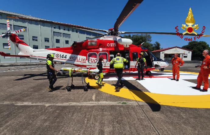 Zafferana, malore per un vacanziere sull’Etna: soccorso da elicottero dei Vigili del fuoco