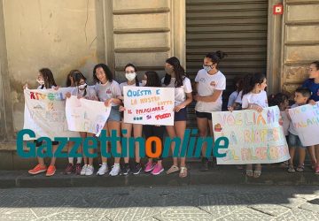 PalaGiarre, i bambini protestano davanti l'Ufficio tecnico. Ma sindaco e Commissione Vigilanza non si "commuovono"