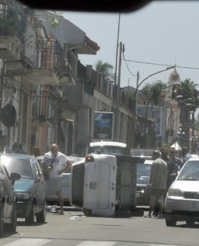 Giarre si ribalta micro car