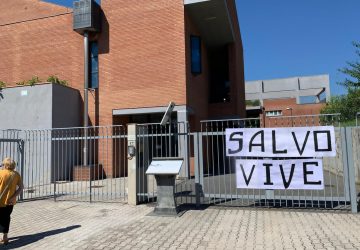 Riposto, folla straripante in chiesa per l'ultimo saluto a Salvo