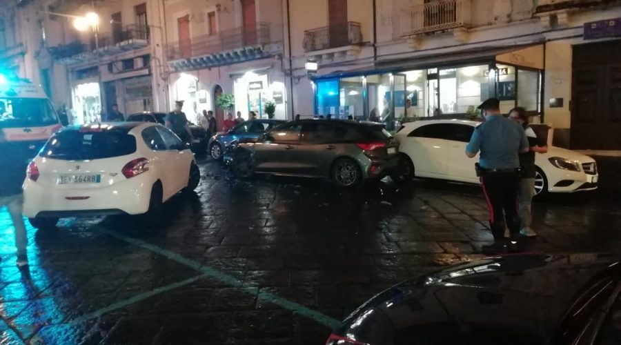 Giarre, incidente in via Callipoli coinvolge tre auto. Due feriti