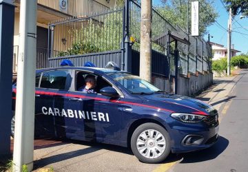 Picchia e sputa sull’ex compagna e, non contento, le devasta l'abitazione: arrestato 26enne