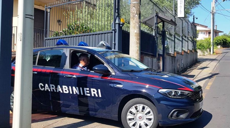 Picchia e sputa sull’ex compagna e, non contento, le devasta l’abitazione: arrestato 26enne